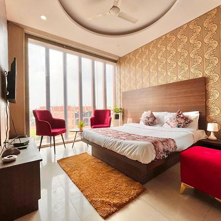 Hotel The Pearl Grand - Top Rated ! Most Awarded ! Parking ! Lift ! Luxury Rooms ! Best Selling Zirakpur Exterior foto