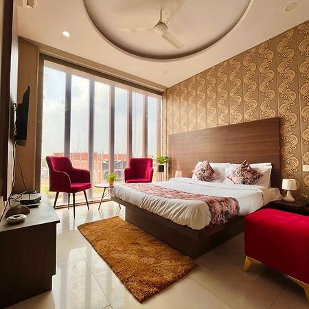 Hotel The Pearl Grand - Top Rated ! Most Awarded ! Parking ! Lift ! Luxury Rooms ! Best Selling Zirakpur Exterior foto