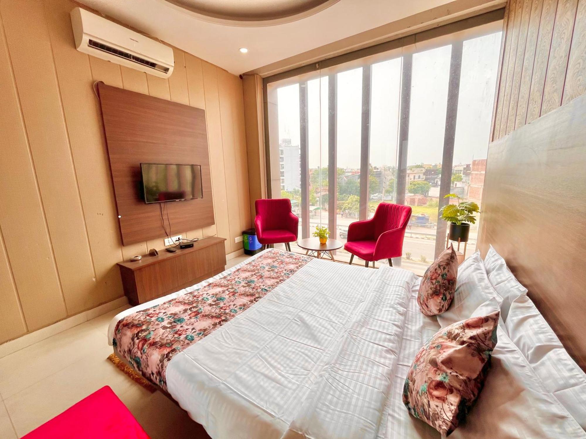 Hotel The Pearl Grand - Top Rated ! Most Awarded ! Parking ! Lift ! Luxury Rooms ! Best Selling Zirakpur Exterior foto